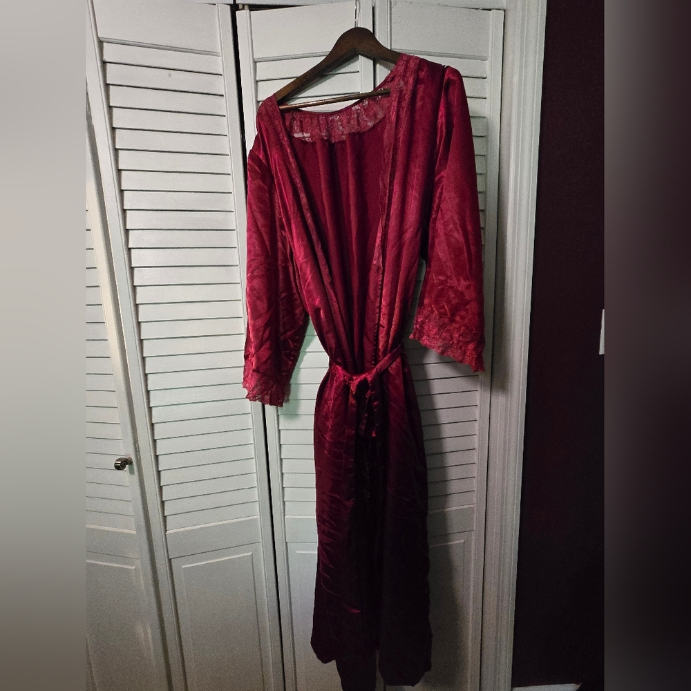 Elegant Red Satin Robe - Picture 2 of 2